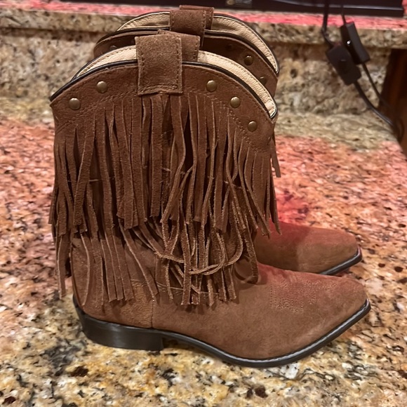 Cavender’s Girl Fringe boots - Picture 1 of 3
